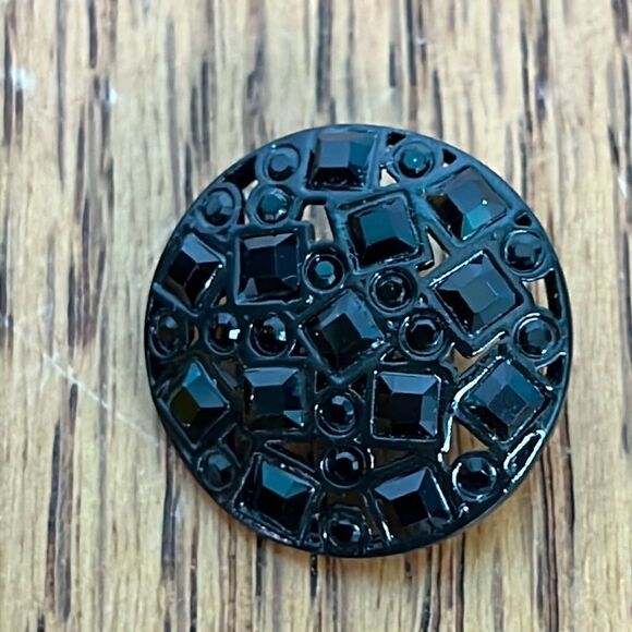 St. John extra button - is this the one you need? 🧐 - Picture 1 of 5